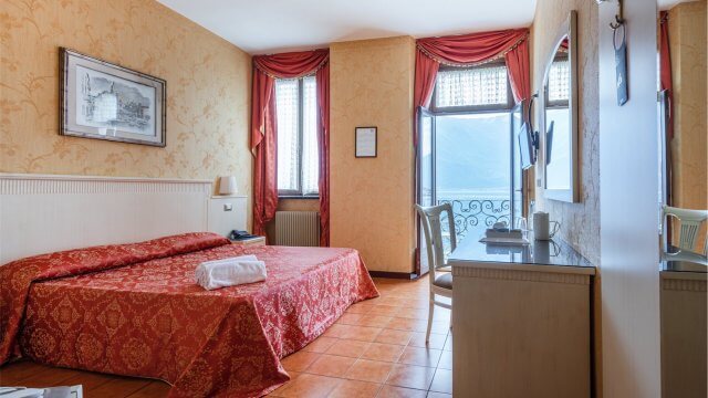 Camera raffinata in stile veneziano con vista panoramica sul Lago di Garda all’hotel Le Palme