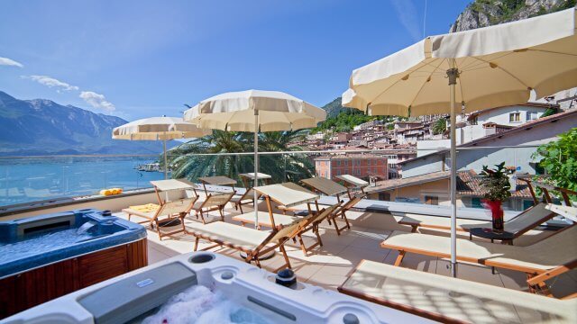 terrazza-con-jacuzzi-hotel-le-palme-limone-vacanza-relax